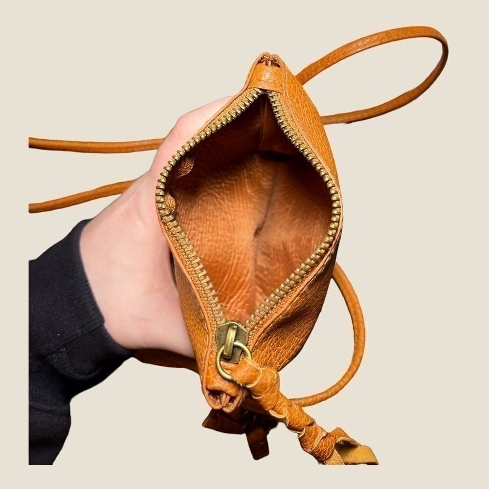 𝅺MOSSIMO Small Tan Crossbody Bag with Tassel - Picture 7 of 7